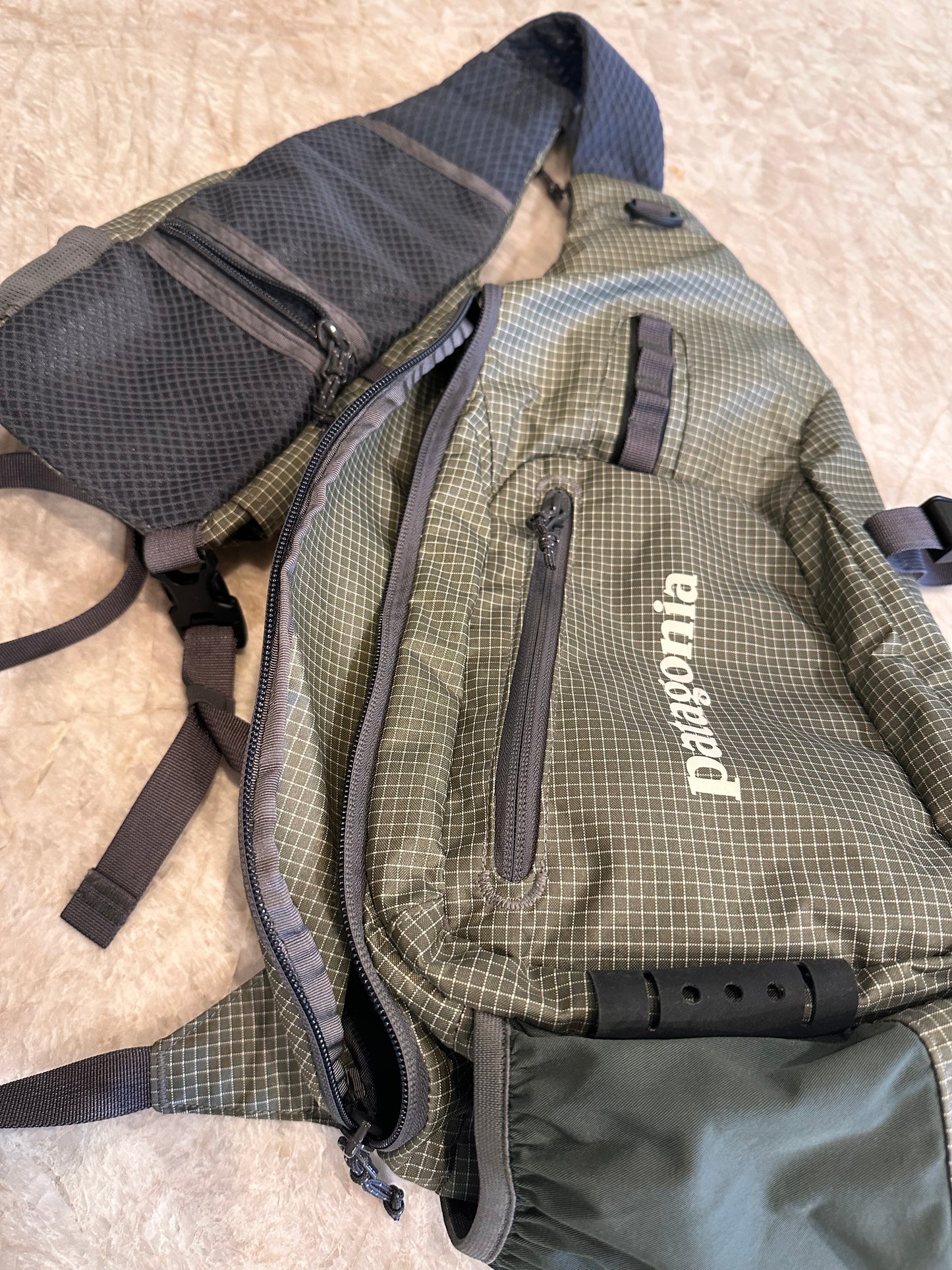 Consignment - Patagonia One Shoulder Slingback Fly Pack (8L) - Olive Gray