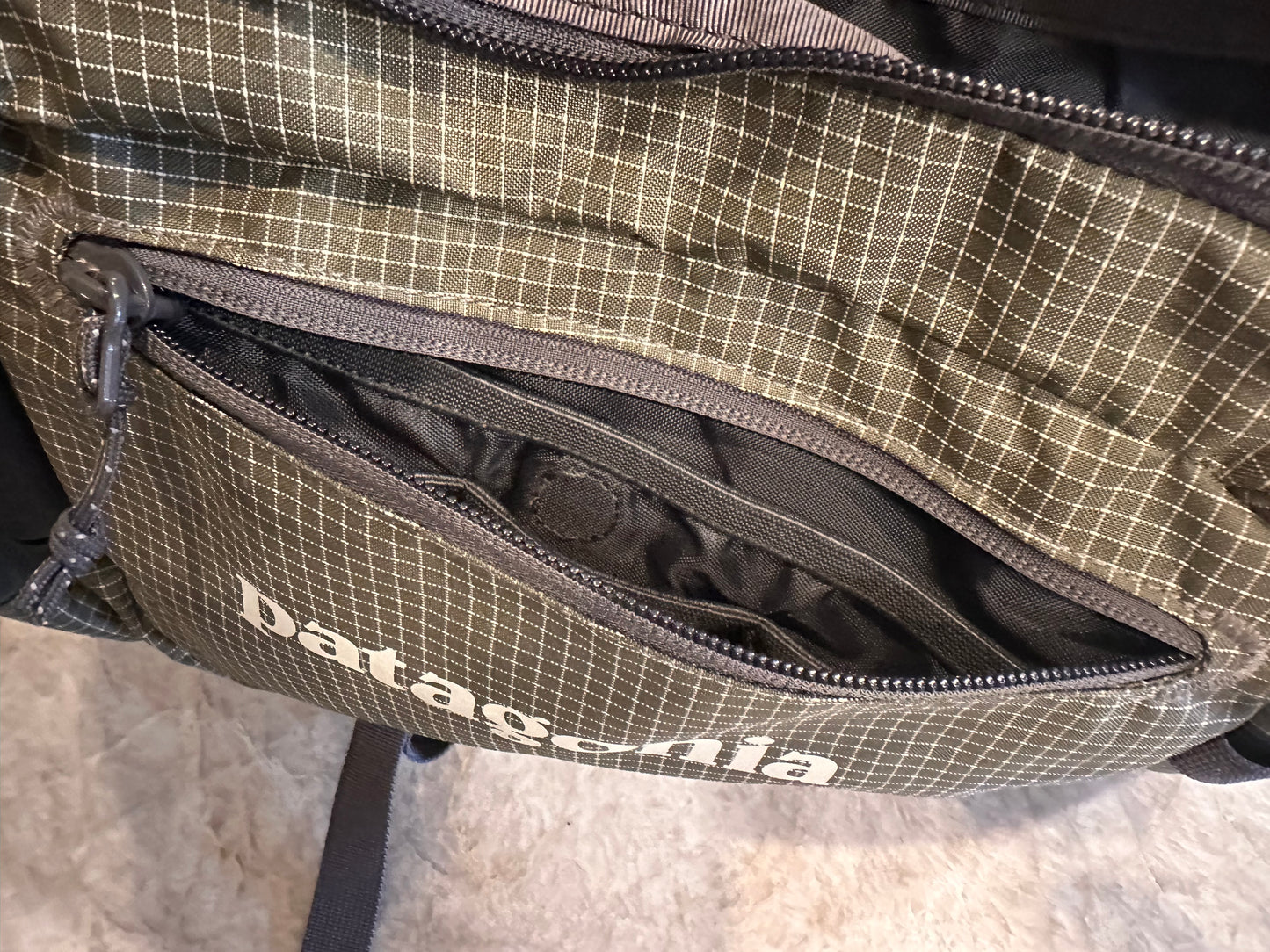 Consignment - Patagonia One Shoulder Slingback Fly Pack (8L) - Olive Gray