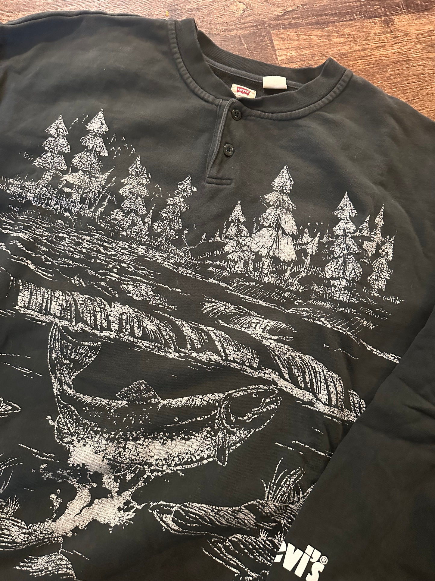 Vintage 90s Levi’s Henley Crewneck (L) Trout Nature Scene