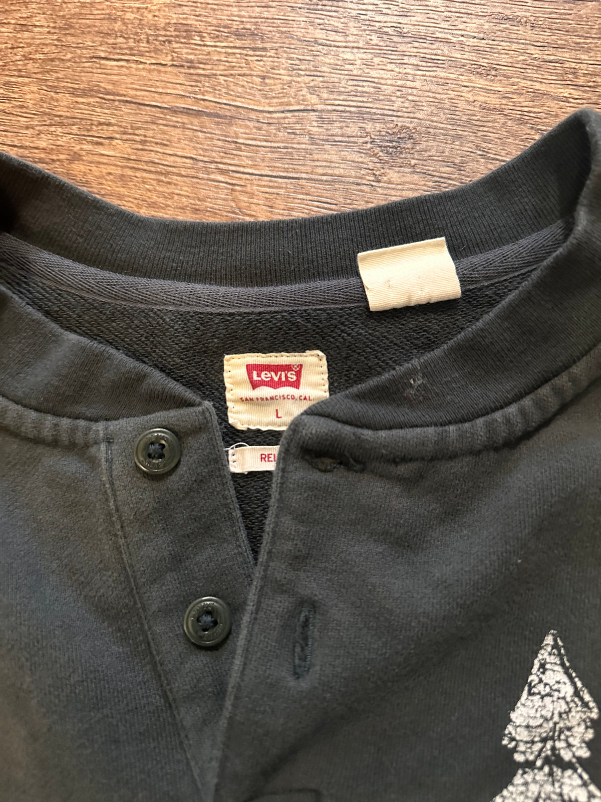 Levi’s Henley Crewneck Trout Graphic Scene (L)