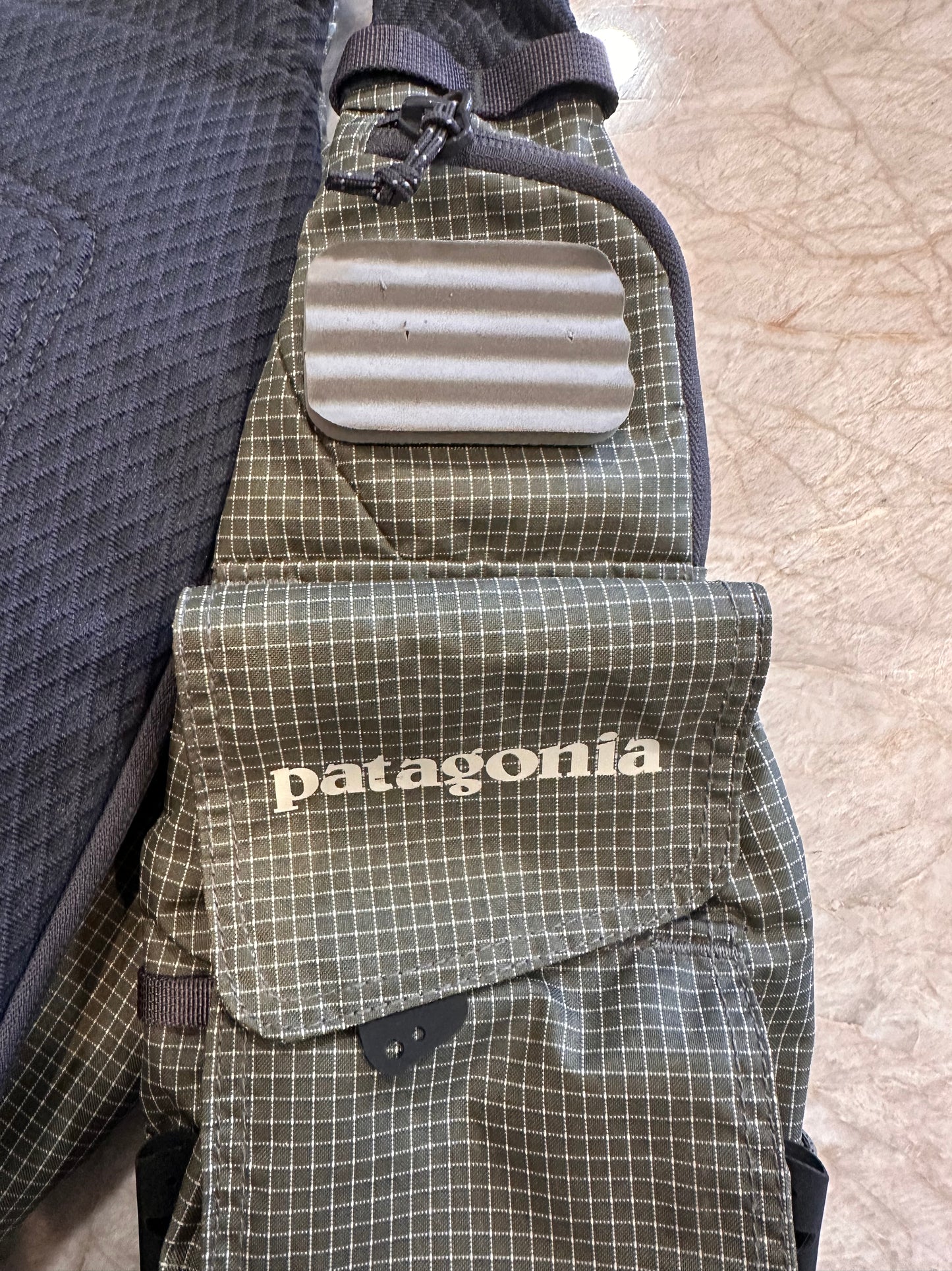 Consignment - Patagonia One Shoulder Slingback Fly Pack (8L) - Olive Gray