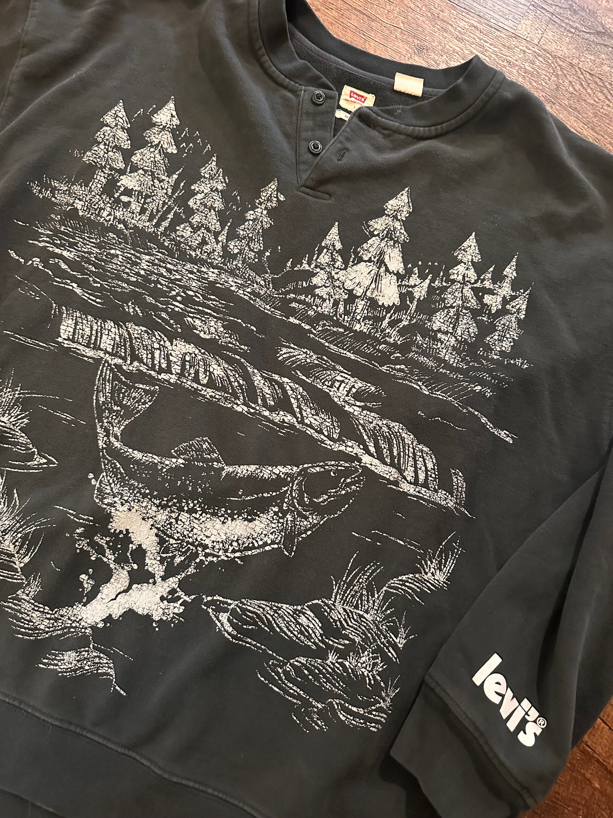 Levi’s Henley Crewneck Trout Graphic Scene (L)
