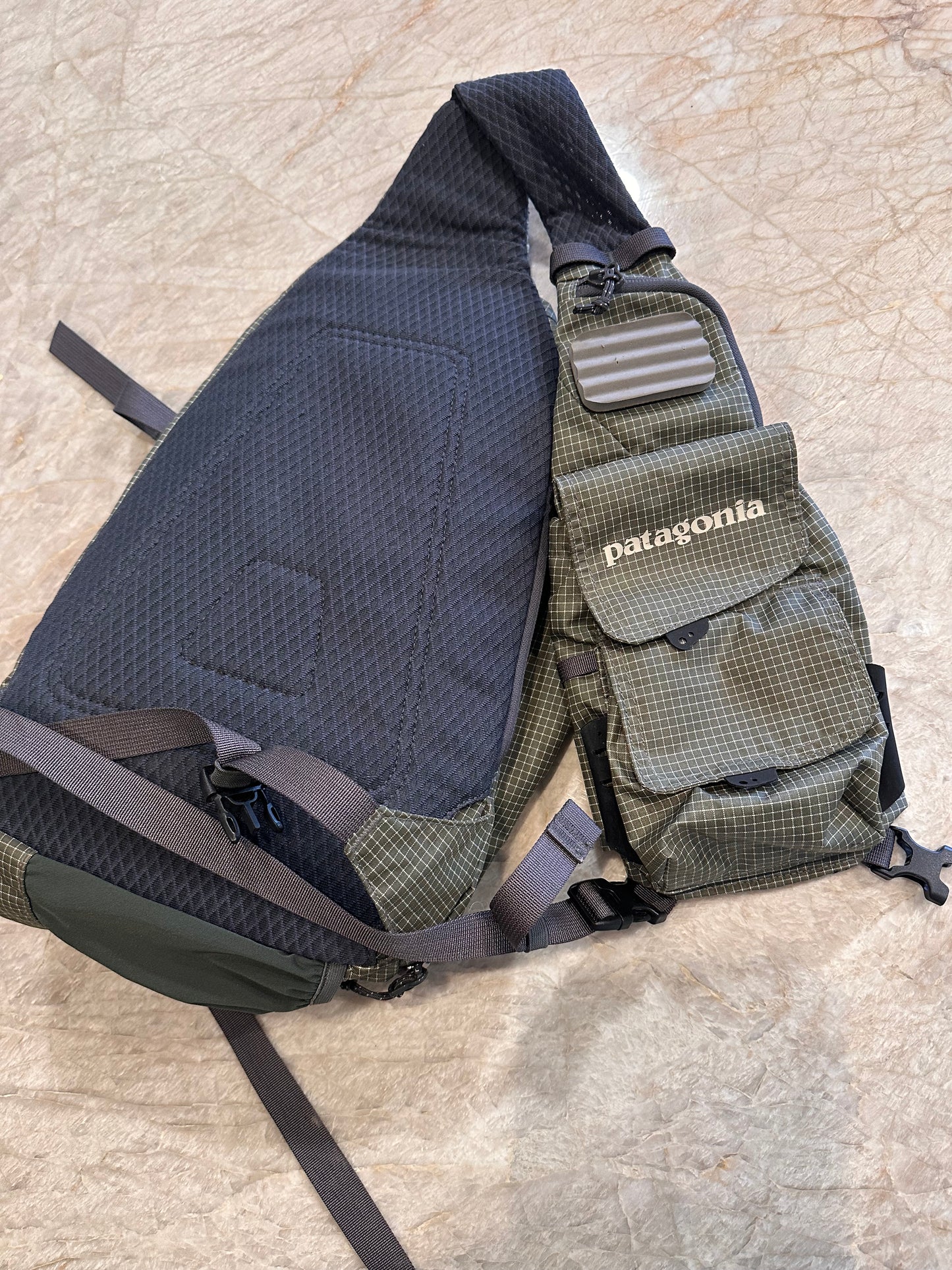 Consignment - Patagonia One Shoulder Slingback Fly Pack (8L) - Olive Gray